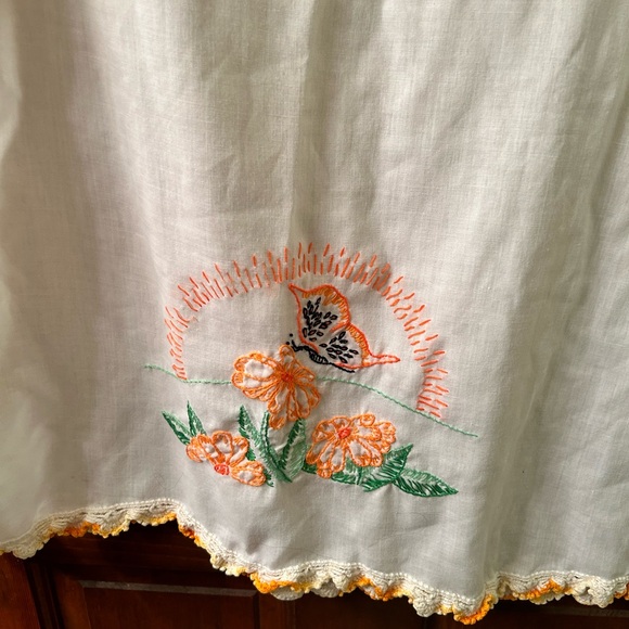 VTG Butterfly embroidered pillow case with crochet edge. Queen size - Picture 4 of 6
